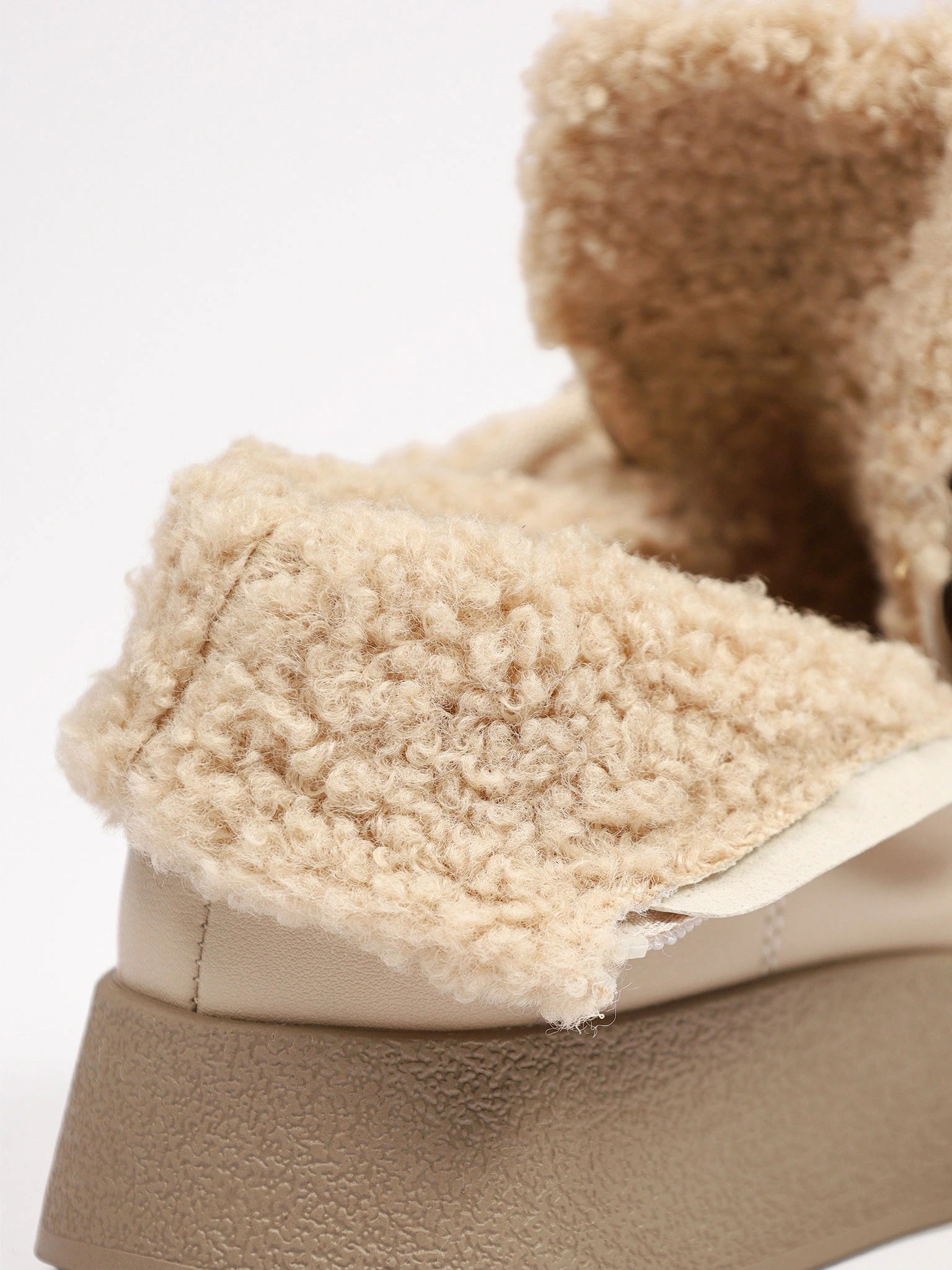 Ботинки бежевого цвета на средней платформе с меховой отделкой